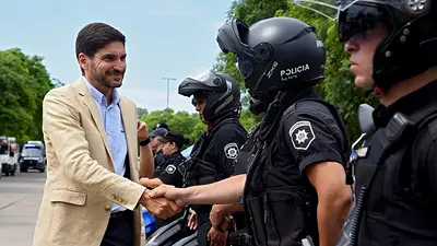 El gobernador Pullaro y los agentes de seguridad de la Provincia. El gobernador Pullaro y los agentes de seguridad de la Provincia.