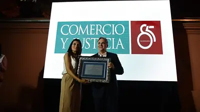 Llaryora en el evento por el 85º aniversario de Comercio y Justicia. Llaryora en el evento por el 85º aniversario de Comercio y Justicia.