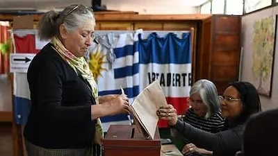 Mujer votando. Mujer votando.
