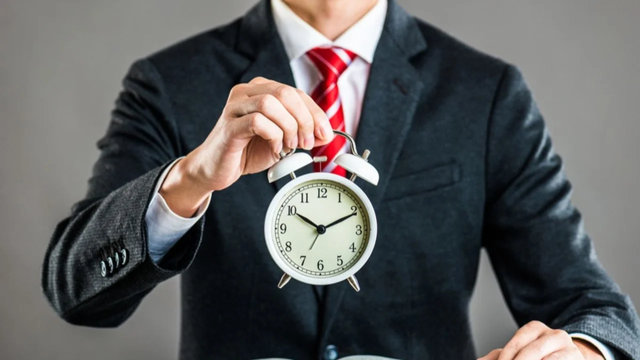 Hombre agarrando reloj.