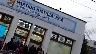 Disparos en un acto del PJ de Ushuaia: balean a un camionero y detienen a dos sindicalistas Disparos en un acto del PJ de Ushuaia: balean a un camionero y detienen a dos sindicalistas