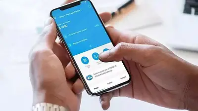 Mano con un celular con Mercado Pago Mano con un celular con Mercado Pago