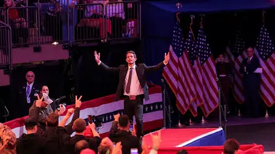 Políticos y famosos de EEUU cargan contra cómico aliado de Trump por llamar "basura" a Puerto Rico Políticos y famosos de EEUU cargan contra cómico aliado de Trump por llamar "basura" a Puerto Rico