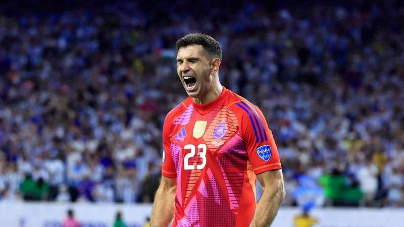 Dibu Martínez, Selección Argentina, Aston Villa, Balón de Oro