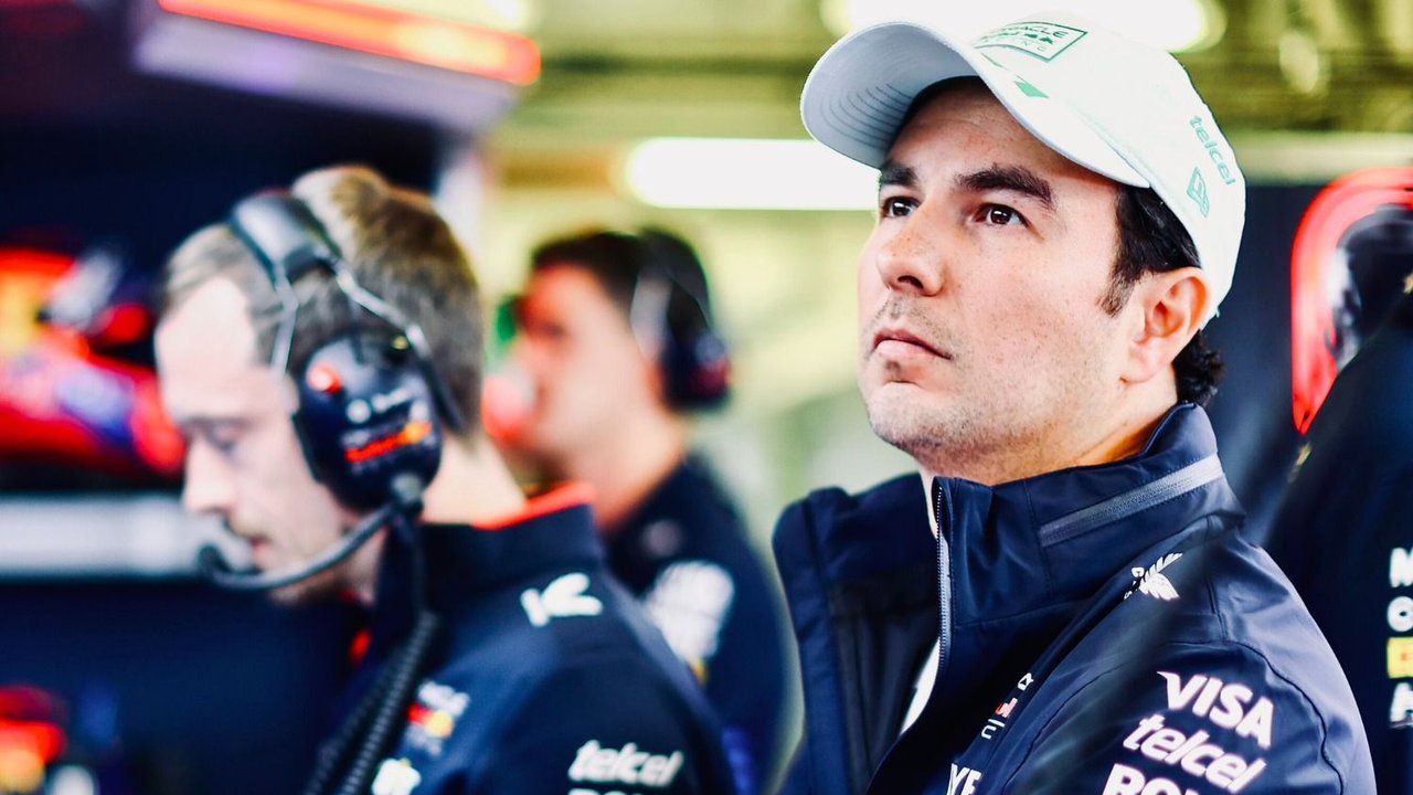 Checo Pérez en el centro de comando de Red Bull en México.