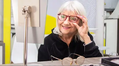Jubilada probándose un par de lentes Jubilada probándose un par de lentes