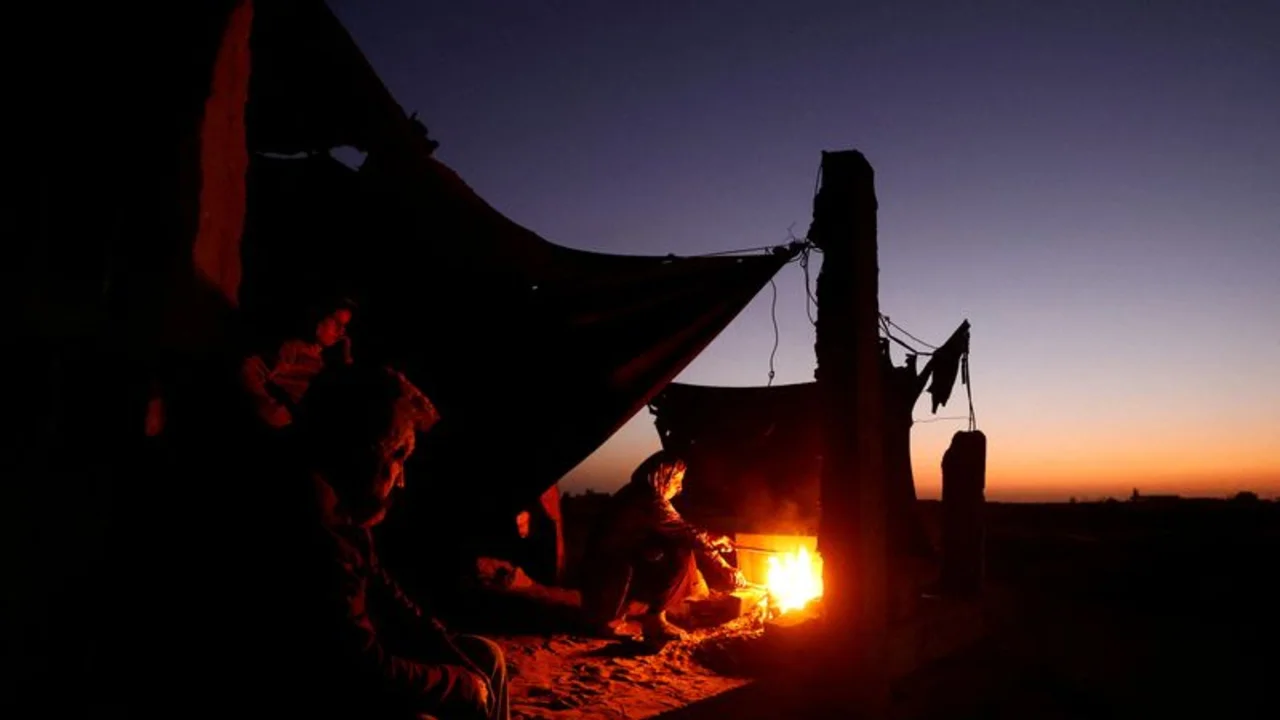 Una familia de Gaza busca refugio de la guerra entre tumbas