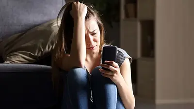 Imagen de una mujer que sufre de sexting, grooming y cyberbullying Imagen de una mujer que sufre de sexting, grooming y cyberbullying