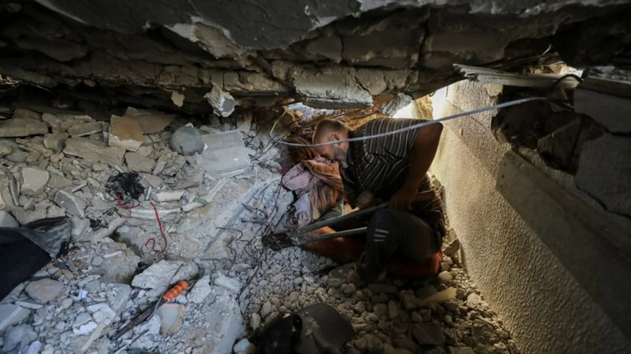 Mientras Israel ataca el norte de Gaza, los palestinos cavan en busca de muertos y supervivientes