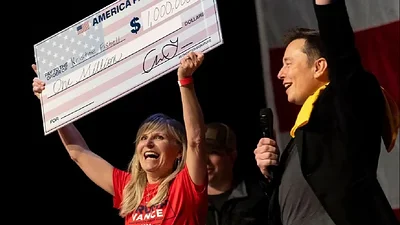 Elon Musk y un ganadora del sorteo. Elon Musk y un ganadora del sorteo.