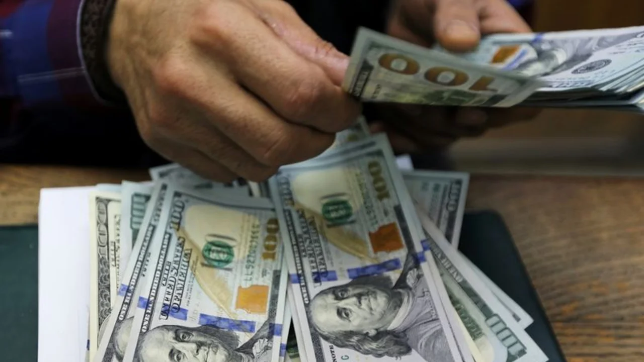 Peso colombiano cierra a su menor nivel desde finales de mayo de 2023