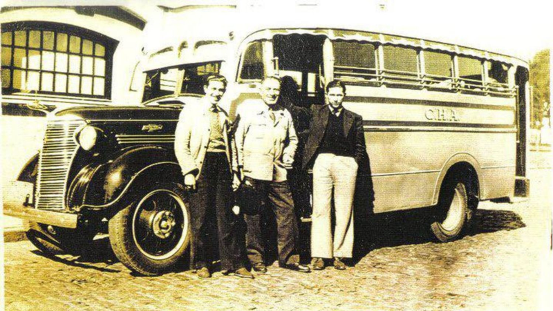 La familia detrás del primer colectivo, que hace más de 100 años recorre el conurbano y no deja morir la tradición de sus fundadores