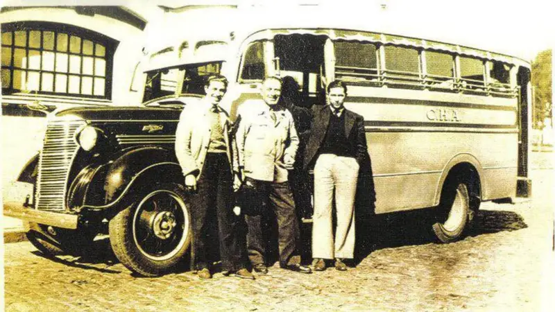 La familia detrás del primer colectivo, que hace más de 100 años recorre el conurbano y no deja morir la tradición de sus fundadores