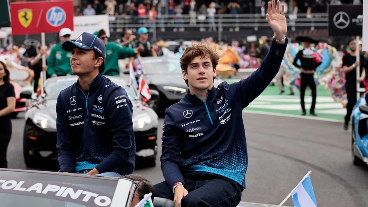 Franco Colapinto saludando a la gente en México junto a Alex Albon.
