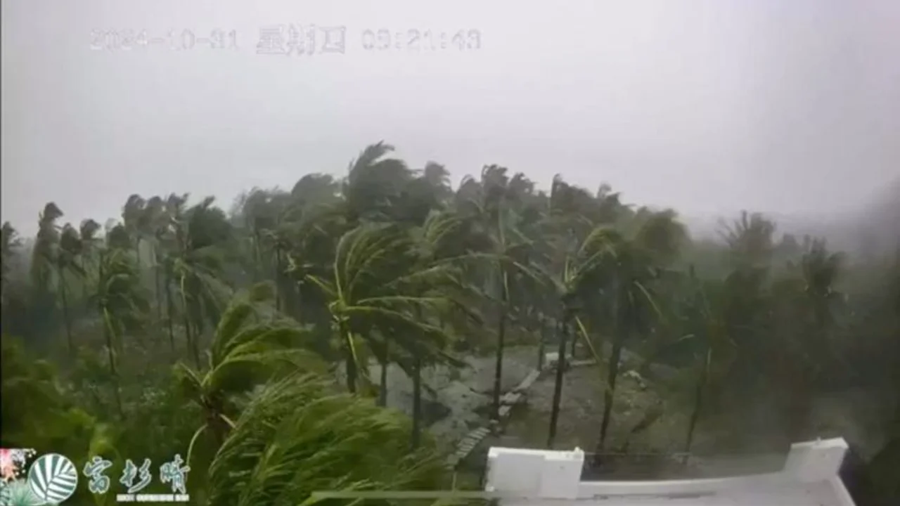Taiwán se paraliza por el fuerte tifón Kong-rey, que deja un fallecido