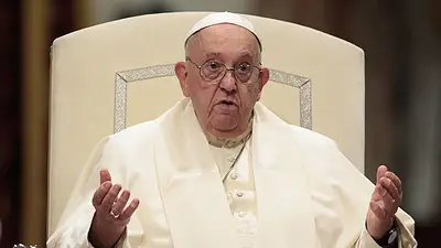 Papa Francisco dice a los medios de comunicación del Vaticano que esperen recortes presupuestarios Papa Francisco dice a los medios de comunicación del Vaticano que esperen recortes presupuestarios