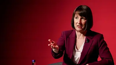 Ministra de Finanzas británica enfrenta críticas por débil crecimiento pese a presupuesto Ministra de Finanzas británica enfrenta críticas por débil crecimiento pese a presupuesto