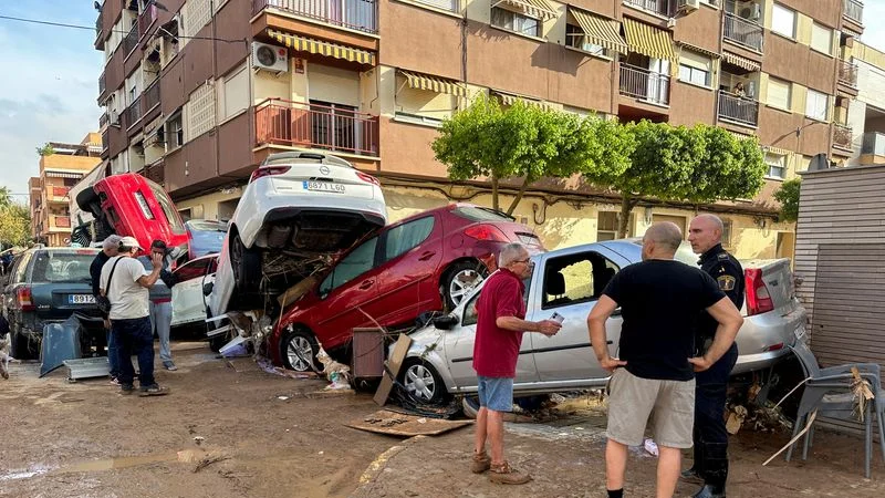 Lágrimas de alegría para una familia reunida tras las catastróficas inundaciones en España