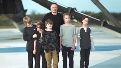 Elon Musk y sus hijos. Elon Musk y sus hijos.