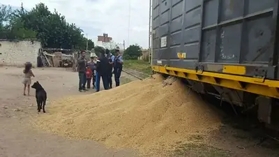 Santa Fe: cerca de 100 personas saquearon un tren de carga que iba a Rosario y se robaron mil toneladas de soja Santa Fe: cerca de 100 personas saquearon un tren de carga que iba a Rosario y se robaron mil toneladas de soja