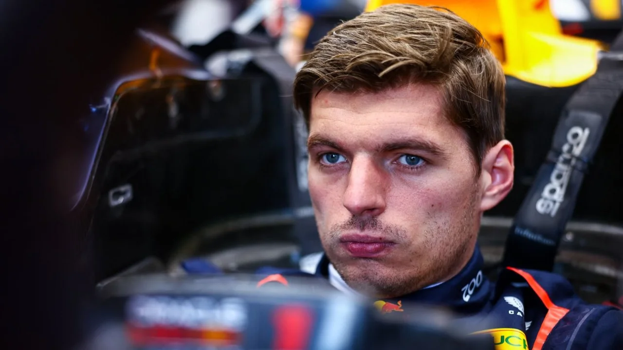 Max Verstappen sentado en el RB20.