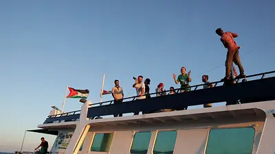La flotilla de Gaza dice que se acercaron buques al aproximarse a la zona de bloqueo israelí La flotilla de Gaza dice que se acercaron buques al aproximarse a la zona de bloqueo israelí