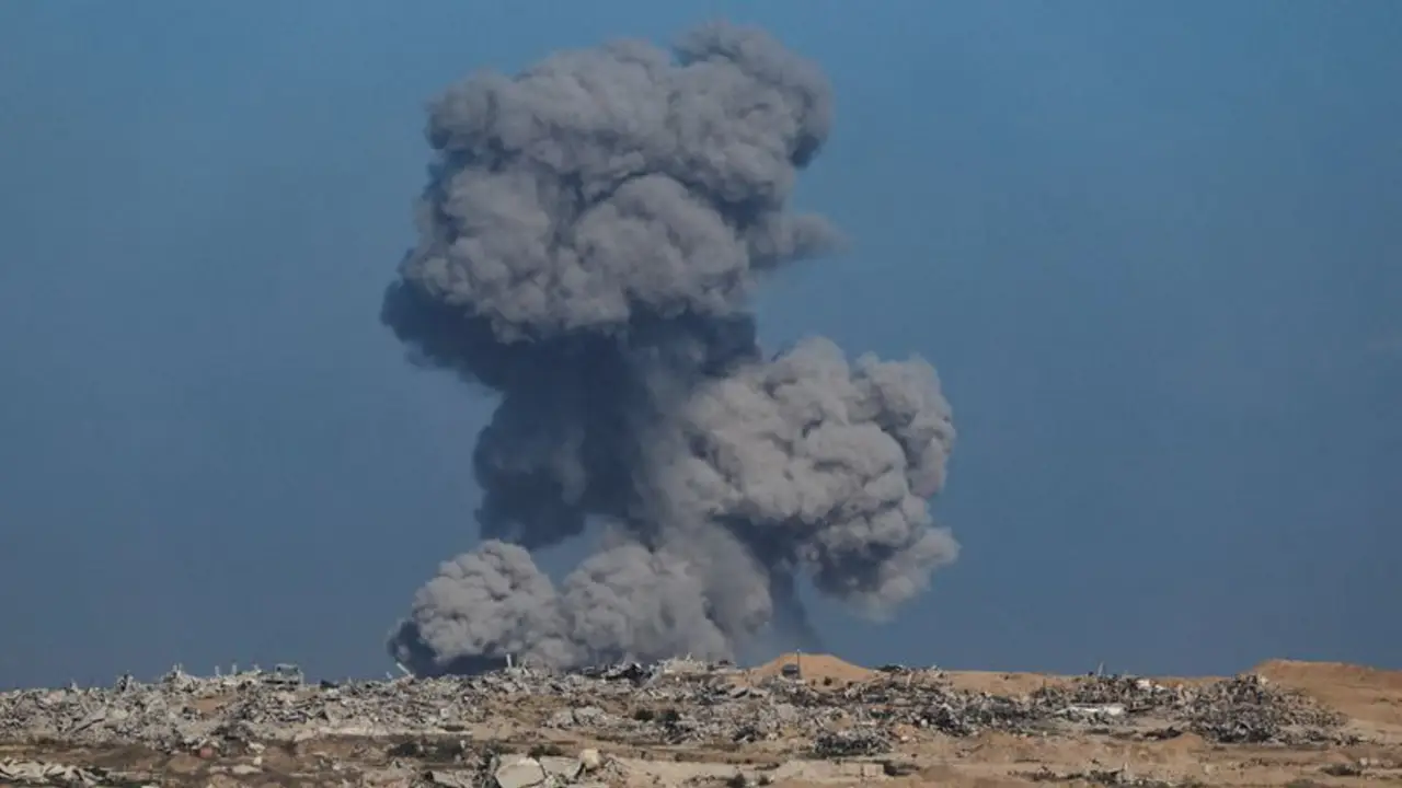 Israel intensifica la ofensiva en la ciudad de Gaza mientras Hamás sopesa el plan de Trump