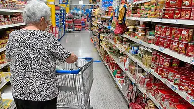 Jubilado en el supermercado. Jubilado en el supermercado.