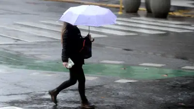 mujer camina en la lluvia. mujer camina en la lluvia.