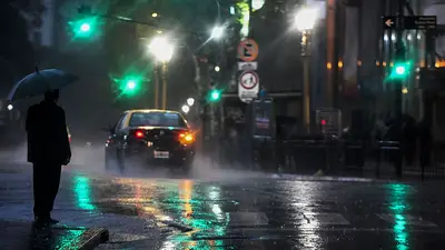 Persona con paraguas bajo la lluvia Persona con paraguas bajo la lluvia