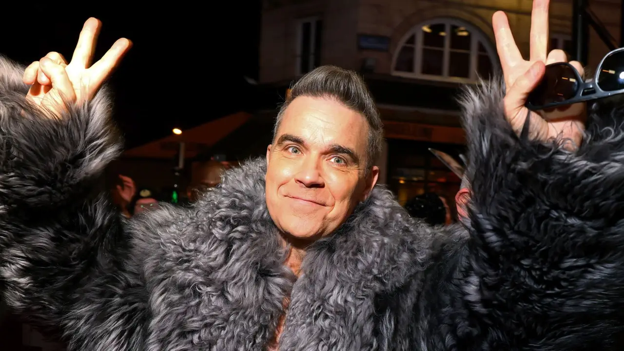 Robbie Williams sonríe a la prensa