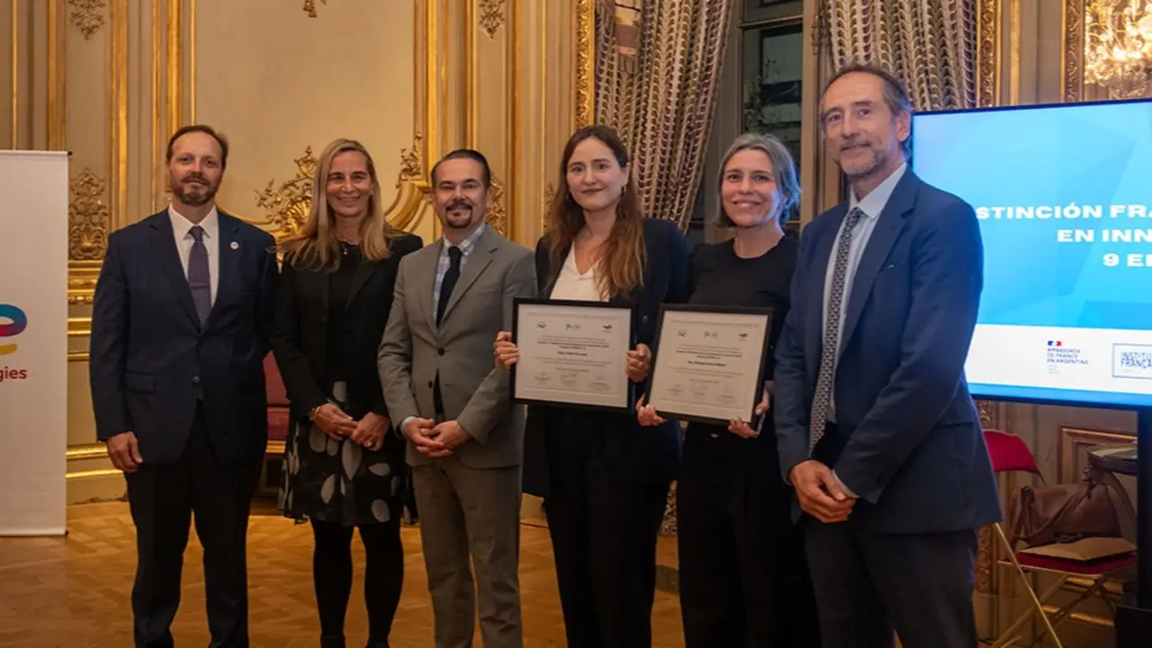 Carla di Luca y Elangeni Ana Gilbert junto a representantes del jurado.