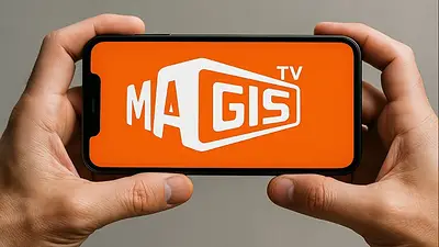 Manos sostienen un celular con imagen de Magis TV Manos sostienen un celular con imagen de Magis TV
