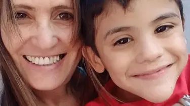 Adoptó un niño con discapacidad y gracias a una película descubrió un tratamiento que podría ayudarlo: "Nada me frena por Nathan"