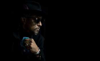 Bernard Fowler en el Broadway: una noche de rock, banderas y espíritu stone | Música