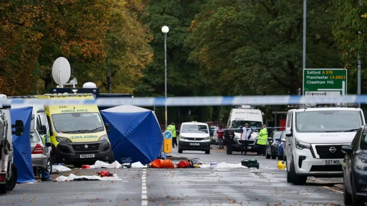 La policía británica dice que una víctima del ataque de Mánchester recibió disparos de los agentes