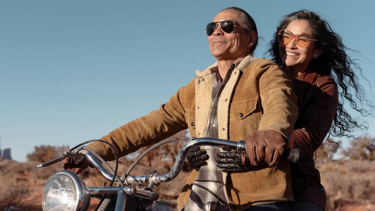 Actores en escena de serie de AMC, en una moto con camperas