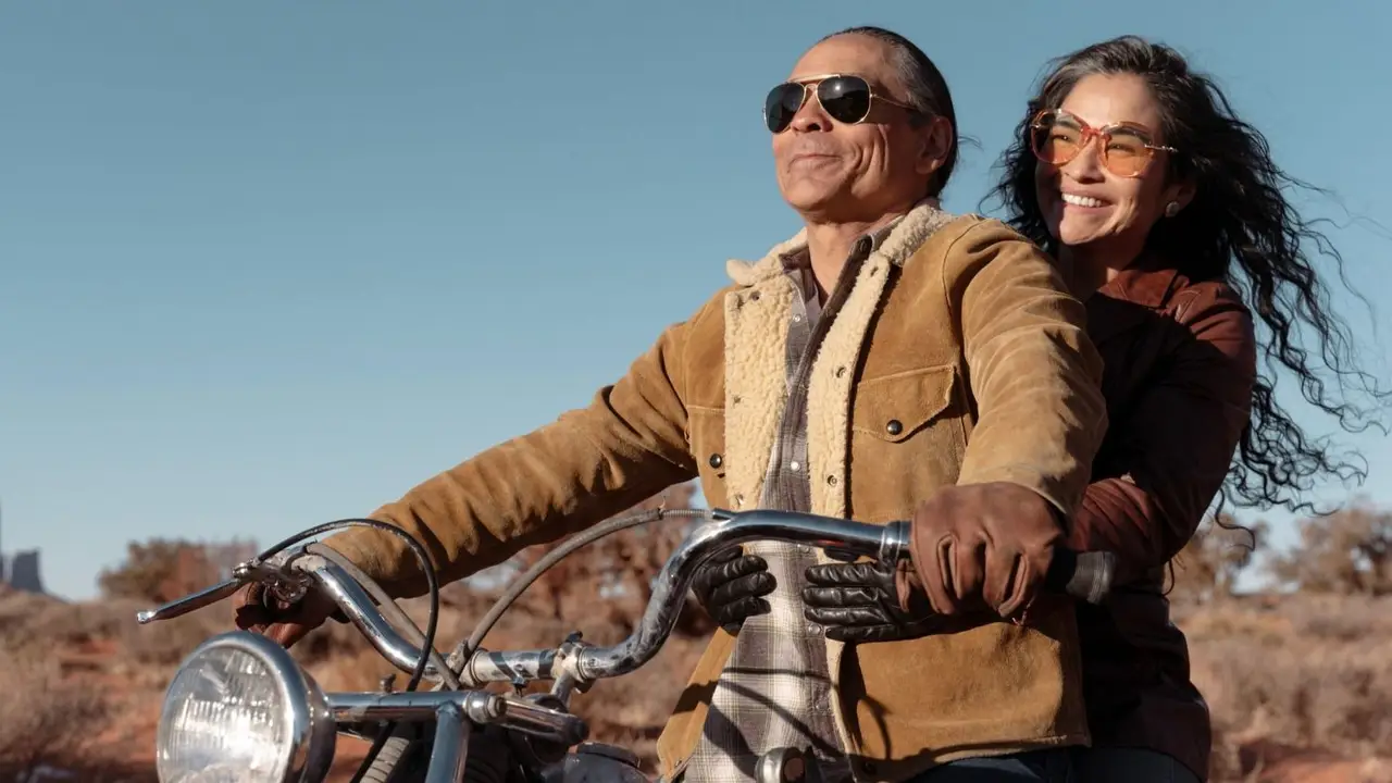 Actores en escena de serie de AMC, en una moto con camperas