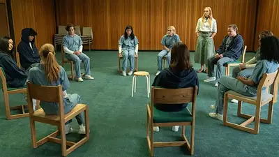 Escena de la serie Incontrolables. Adolescentes en una rueda de conversación Escena de la serie Incontrolables. Adolescentes en una rueda de conversación