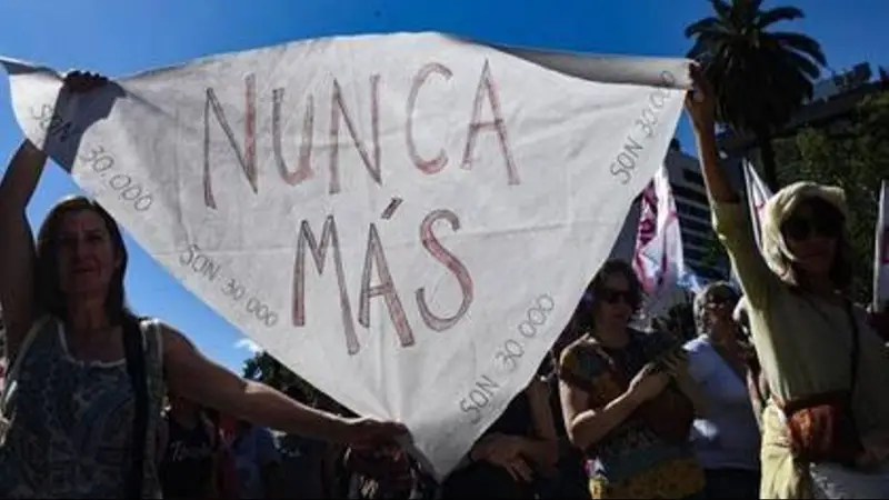 Encuesta: uno de cada cuatro argentinos no cree que no cree que el golpe del 76 instaló una dictadura