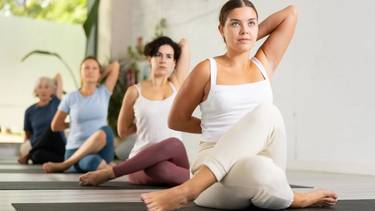 Brazos tonificados y fuertes: 3 posturas de yoga que recomiendan hacer después de los 45 años