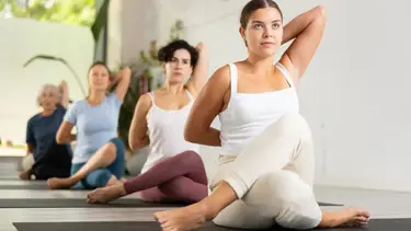 Brazos tonificados y fuertes: 3 posturas de yoga que recomiendan hacer después de los 45 años