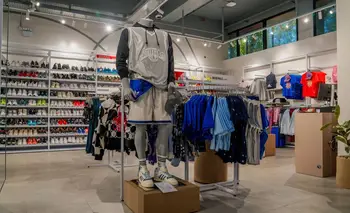 Uno de los outlets más reconocidos liquida ropa deportiva con hasta el 70% de descuento | Descuentos