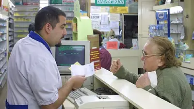 Jubilada en la farmacia. Jubilada en la farmacia.