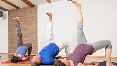 Personas haciendo yoga Personas haciendo yoga
