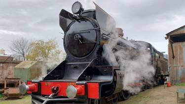 Tiene casi 100 años: una histórica locomotora a vapor volvió a funcionar en Buenos Aires y enamoró a todos