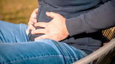 El sencillo ejercicio respiratorio para no tener hinchazón después de comer 