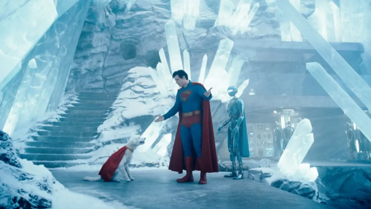 Superman con un perro y un androide en una cueva de hielo