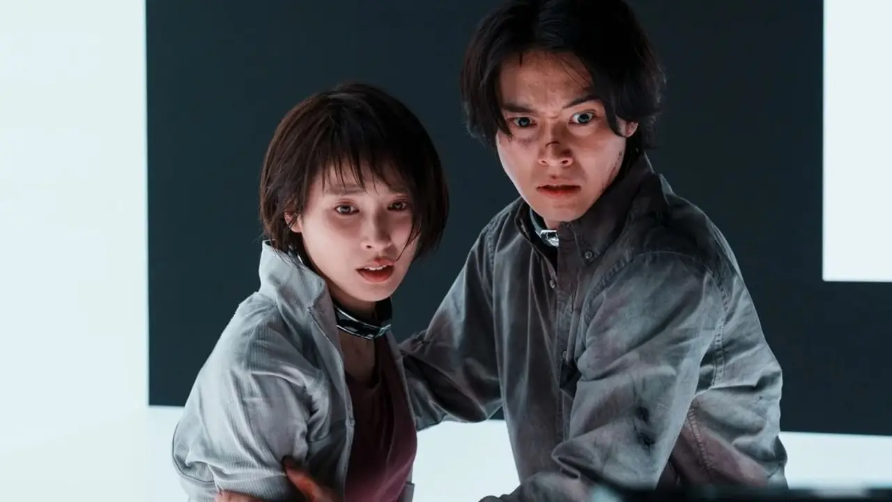 Hombre y mujer asiáticos tienen cara de susto en serie de Netflix