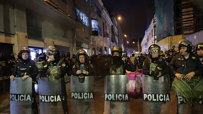 Transportistas bloquean vías en Lima en protesta contra alza del crimen y extorsiones en Perú Transportistas bloquean vías en Lima en protesta contra alza del crimen y extorsiones en Perú